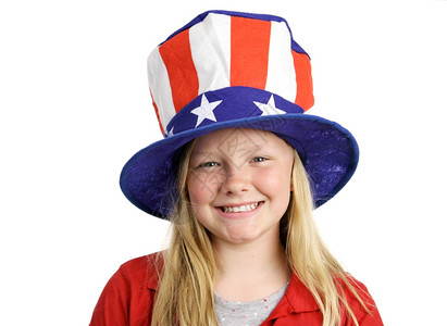 一个金发漂亮的小女孩带着星和条纹帽笑着戴七月四日的帽子图片