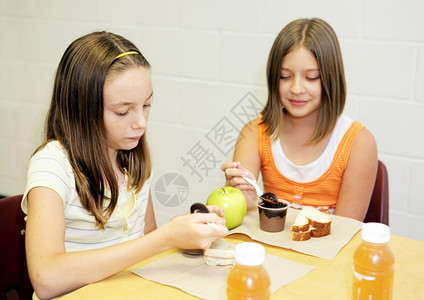 两个女学生在餐厅一起吃午饭图片