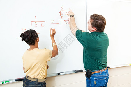 高中学生和老师在白板上做长时间的分工专注于方程背景图片