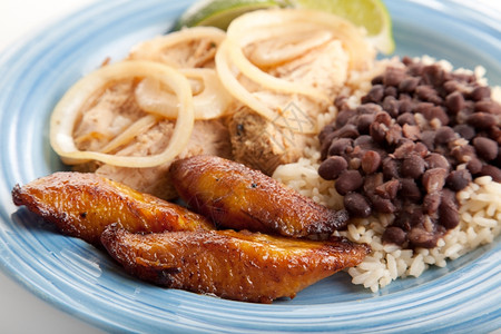 古巴晚宴的闭幕式重点是油炸甜薯条配有黑豆和大米的烤肉猪吃完饭图片