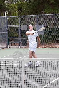 活跃的老年男子打网球运动和乐趣图片