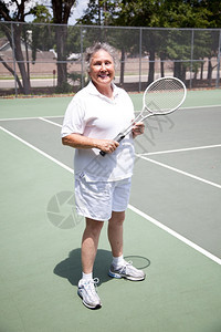 网球场上活跃的高级女肖像图片