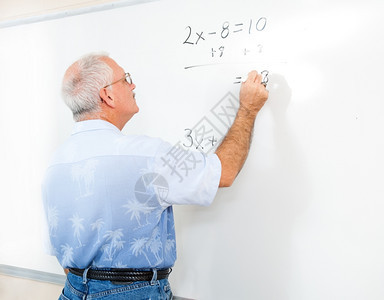 教师在黑板上写数学题图片