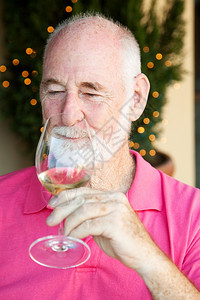 年长者品尝白葡萄酒的味道和香图片