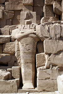埃及卢克索卡纳寺庙的雕像和石墙图片