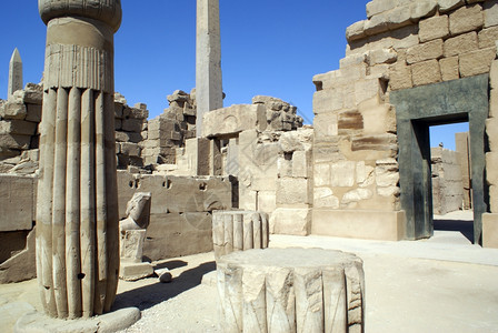 埃及卢克索卡纳寺庙的柱门和方尖碑图片