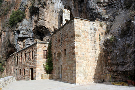 黎巴嫩Quadisha河谷岩石附近修道院图片