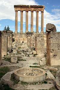 黎巴嫩罗曼神庙勒贝克的废墟和柱子图片