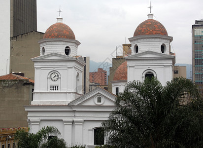 哥伦比亚梅德林有两个塔的白教堂图片