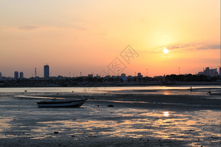 巴赫林麦纳市海湾和日落图片