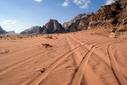 约旦桑迪河朗姆酒沙漠中的足迹图片