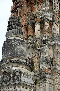 泰国大城府的雕像和砖塔图片