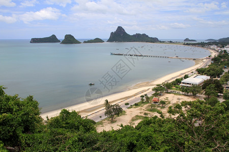 从泰国PrachuapKhiriKhan海湾的岩石上查看图片