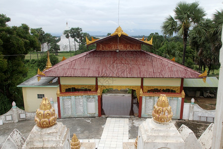 缅甸曼德勒Mingun有红屋顶的寺庙图片