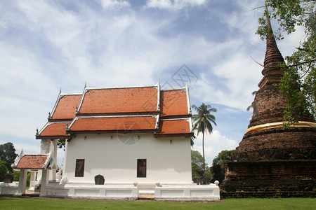 泰国苏尔霍WatTraphangThong的白庙和砖头塔帕图片