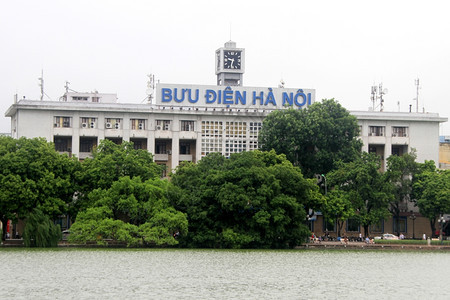 越南河内黄岩湖畔的政府大楼图片