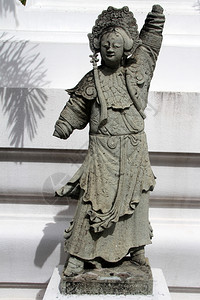 白墙附近的女神石雕像泰国曼谷WatBowonniweit图片