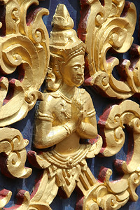 在泰国曼谷瓦特万隆邦寺庙墙上的金佛图片