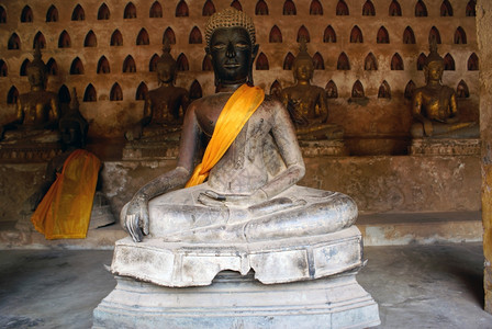 老挝佛教修道院中的青铜佛图片