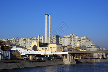 俄罗斯莫科市中心的河流公寓和能源站图片