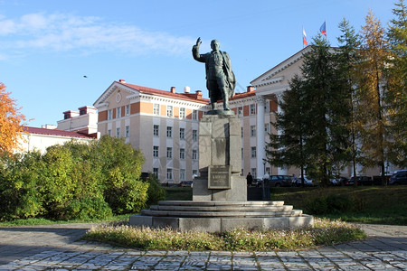 俄罗斯摩尔曼克塞米扬基洛夫铜像图片