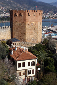 红塔和在土耳其艾伦亚海岸的房屋图片