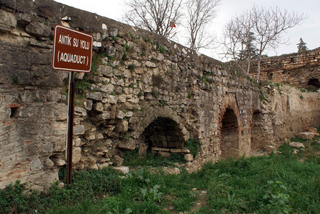 土耳其伊兹尼克的旧水渠和墙壁图片