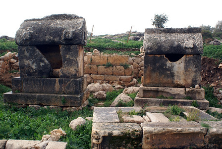 土耳其巴塔拉废墟中的石棺图片