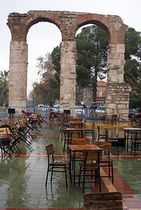 土耳其塞尔楚克的古董排水管道和雨图片