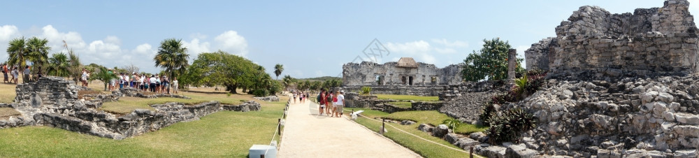 墨西哥图卢姆废墟和游客全景图片