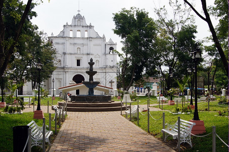 白色教堂萨尔瓦多Chaichuapa公园喷泉和教堂背景