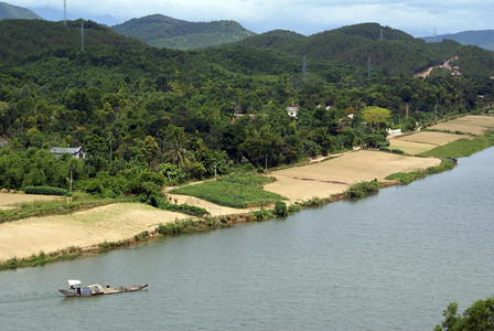 越南休埃附近宋荣河上的船图片