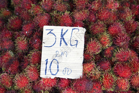马来西亚凯曼市桌边的热带水果图片
