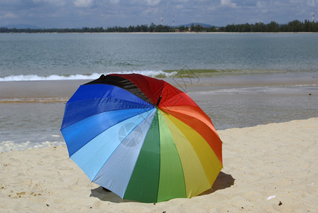 马来西亚切雷德海滩上大伞图片