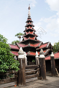 缅甸Inwa的Bagaya修道院红塔图片