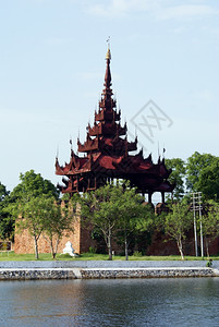 缅甸曼德勒宫水面红塔图片