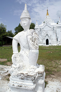 缅甸曼德勒明贡的白雕像和寺庙图片