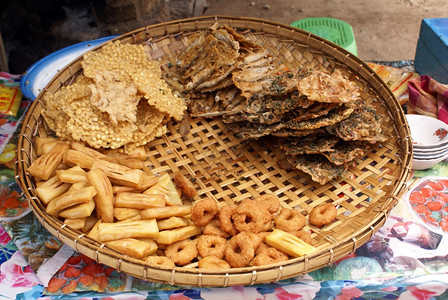 缅甸曼德勒街牌桌上的快餐图片