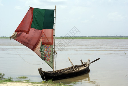 缅甸曼德勒附近河上挂着红帆的船高清图片