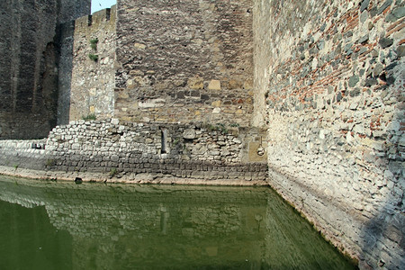 塞尔维亚斯梅德雷沃堡垒的石墙和舍夫沟渠图片