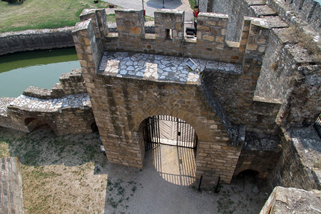 塞尔比亚斯梅德雷沃堡垒入口图片