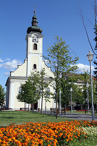 克罗地亚奥卢基尼公园十字教堂和花床图片