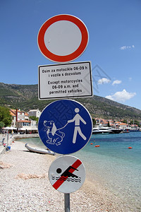 克罗地亚布拉奇岛博尔海滩上的标志图片