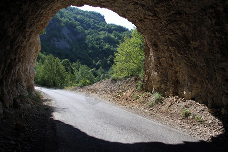 在黑山暗隧道的路上观看图片