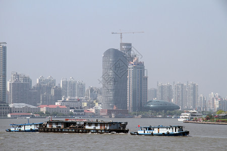 上海黄浦河的新建筑和船图片