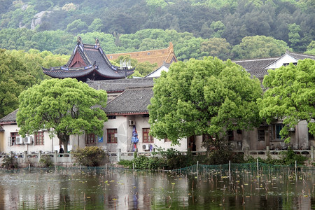 普太山岛佛教寺庙和湖泊高清图片