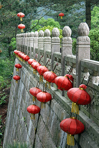 久华山佛教寺庙的Chinee红灯和石墙图片