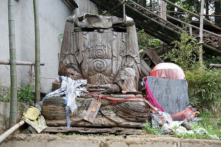 珠华山佛寺附近的老木佛像图片