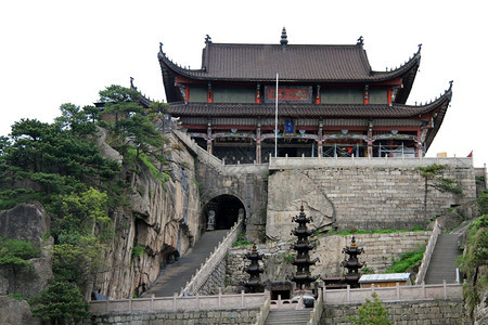 佛教寺庙天台在珠华山岩石顶端图片
