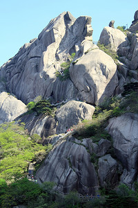 黄山大岩石上的旅游路线图片